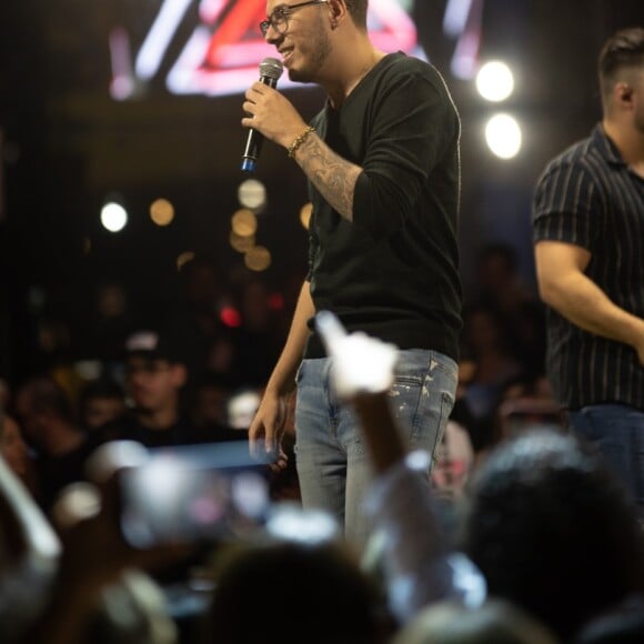 Irmão de Marília Mendonça, Gustavo apareceu de surpresa no show de Murilo Huff, subiu no palco e emocionou o cantor