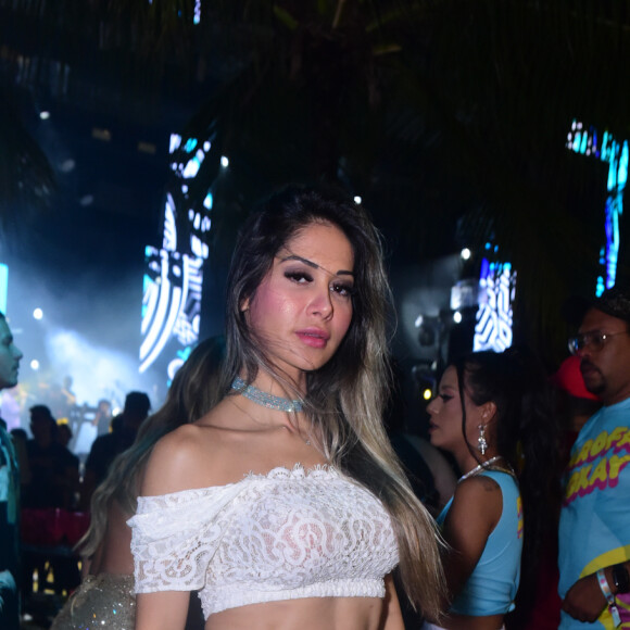 Mayra Cardi disse que acha impossível que Arthur Aguiar vá para o 'BBB 22' ao ser indagada na 'Farofa da Gkay' nesta segunda (06)