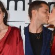 Novo rosto da Intimissimi, Camila Queiroz trocou beijos com Klebber Toledo em festa promovida pela marca de lingerie