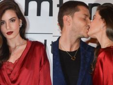De look vermelho comfy, Camila Queiroz ganha beijo de Klebber Toledo em festa