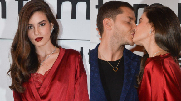 De look vermelho comfy, Camila Queiroz ganha beijo de Klebber Toledo em festa