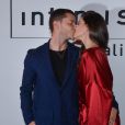  Camila Queiroz ganhou beijo do marido, Klebber Toledo, durante festa da Intimissimi 