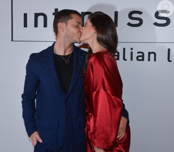 Camila Queiroz ganhou beijo do marido, Klebber Toledo, durante festa da Intimissimi