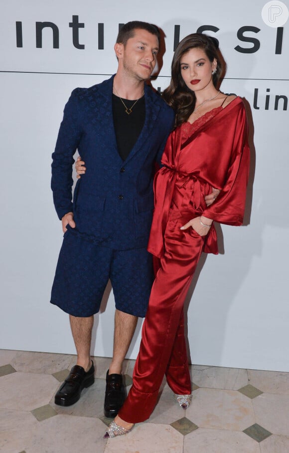 Klebber Toledo posou com a mulher, Camila Queiroz, em evento promovido por uma marca de lingerie