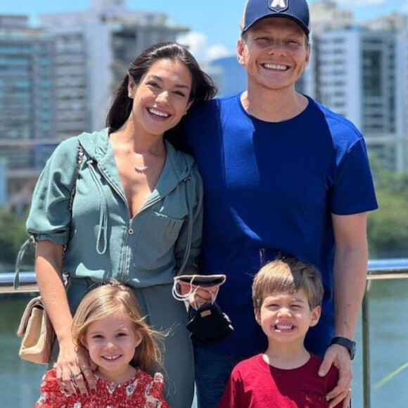Thais Fersoza postou foto com Michel Teló e os filhos no Instagram