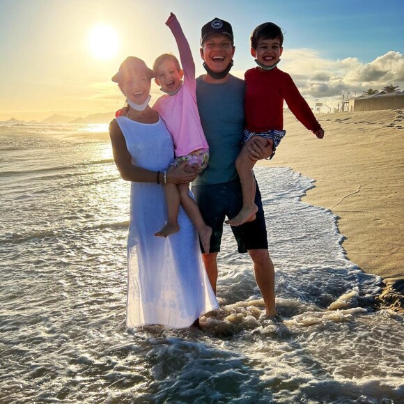 Thais Fersoza comemorou o Dia da Família e se declarou na web