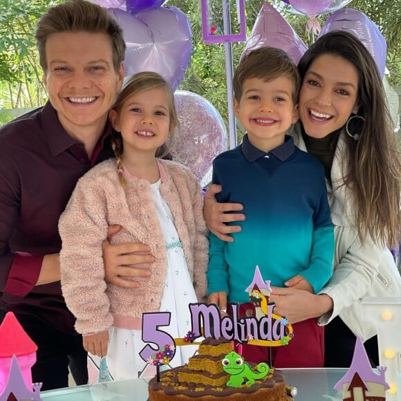 Melinda fez 5 anos e ganhou um bolo dos pais, Michel Teló e Thais Fersoza