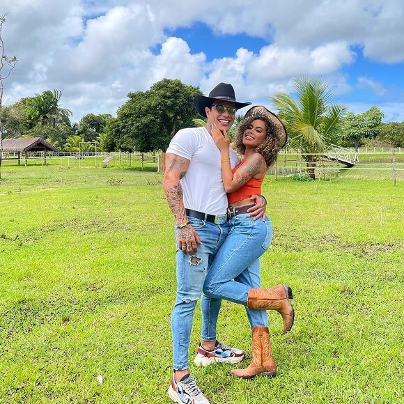 'A Fazenda 13': Victor Igoh anunciou o fim de seu noivado com Sthe Matos depois que a influencer admitiu ter trocado carícias com Dynho no programa