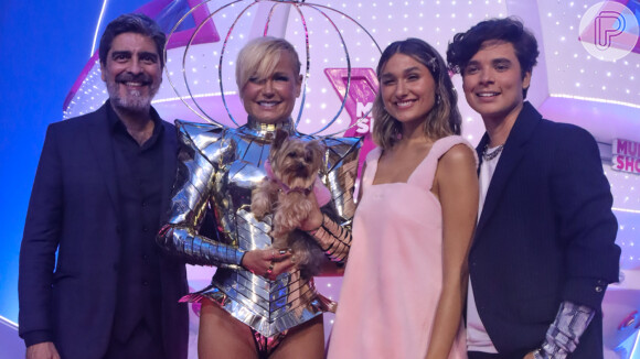 Xuxa Meneghel posou com Junno Andrade, Sasha Meneghel e João Figueiredo em premiação