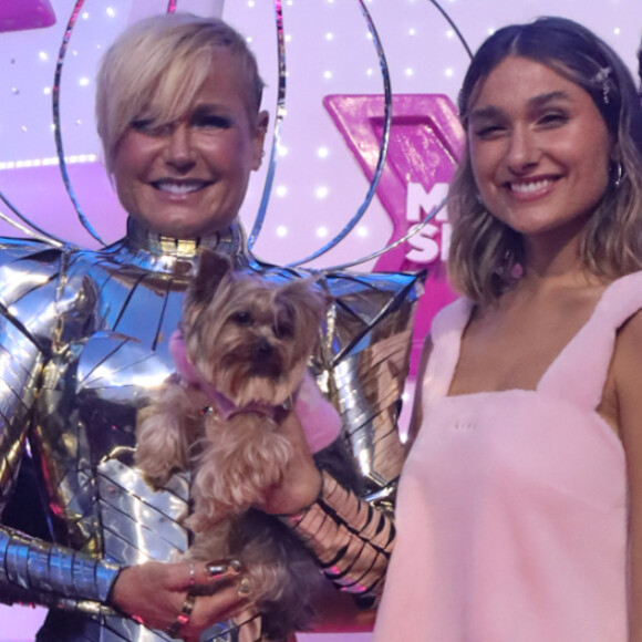 Xuxa Meneghel posou com Junno Andrade, Sasha Meneghel e João Figueiredo em premiação