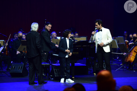 Filho de Marcos Mion, Stefano cantou no espetáculo 'Então É Natal' ao lado do tenor Thiago Aracam