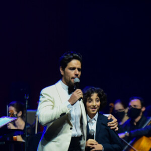 Filho de Marcos Mion estreou como tenor ao lado de Thiago Arancam