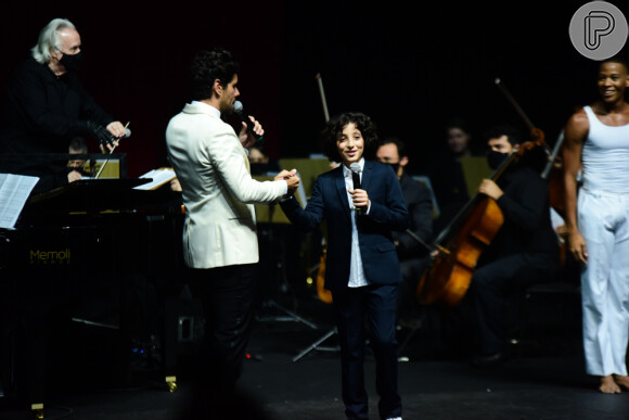 Thiago Arancam cantou com o filho de Marcos Mion no espetáculo 'Então É Natal'