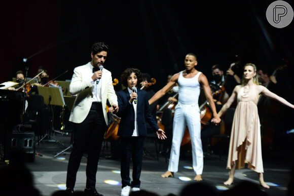 Stefano, filho de Marcos Mion, e o tenor Thiago Arancam no espetáculo 'Então É Natal'