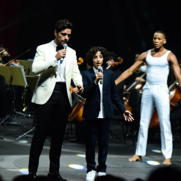 Stefano, filho de Marcos Mion, e o tenor Thiago Arancam no espetáculo 'Então É Natal'