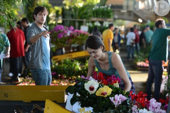 Marco Pigossi e Isabelle Drummond em cena como Bento e Giane, seus personagens em 'Sangue Bom', próxima novela das sete da Globo