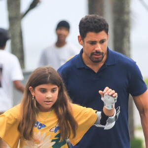 Filha de Cauã Reymond e Grazi Massafera, Sofia anda de patins com ajuda do pai