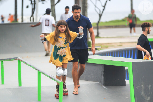 Filha de Cauã Reymond e Grazi Massafera, Sofia anda de patins com ajuda do pai