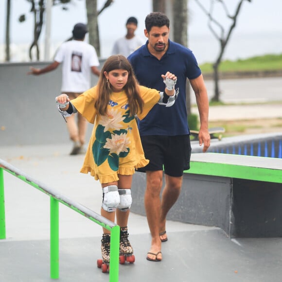 Filha de Cauã Reymond e Grazi Massafera, Sofia anda de patins com ajuda do pai