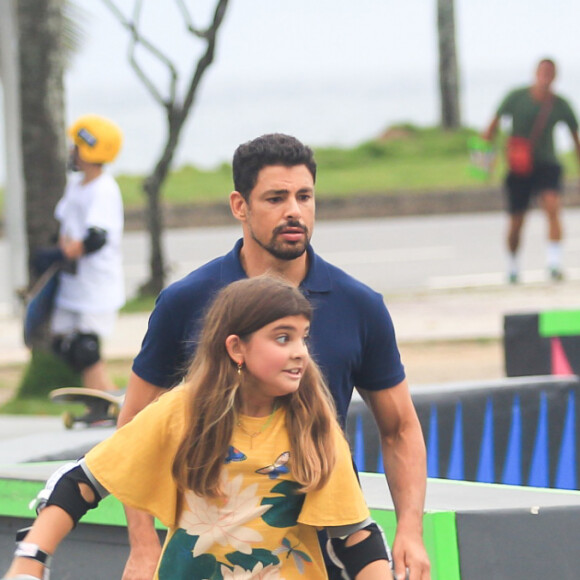 Filha de Cauã Reymond e Grazi Massafera, Sofia anda de patins em pista no Rio