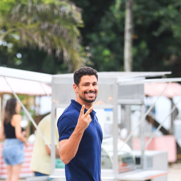 Cauã Reymond acena para fotógrafo enquanto observa a filha, Sofia, andar de skate em pista