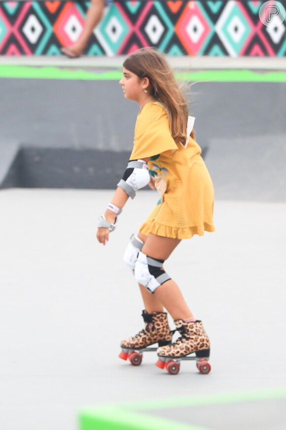 Filha de Cauã Reymond e Grazi Massafera, Sofia aposta em patins com estampa animal print