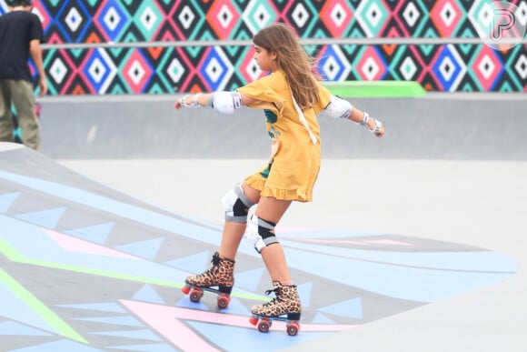 Filha de Cauã Reymond, Sofia dá show de patins em pista