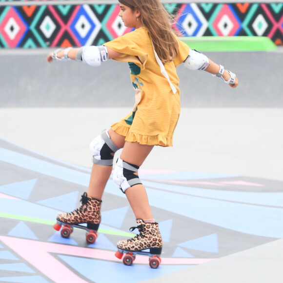 Filha de Cauã Reymond, Sofia dá show de patins em pista