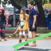 De bermuda e chinelo, Cauã Reymond auxilia a filha em pista de skate no Rio
