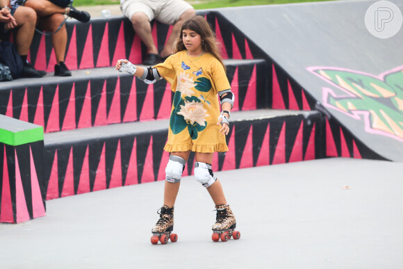 Filha de Cauã Reymond e Grazi Massafera, Sofia anda de patins no Rio de Janeiro