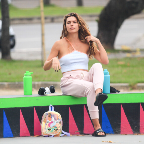 Mariana Goldfarb acompanha o marido, Cauã Reymond, e a enteada, Sofia, em pista de skate