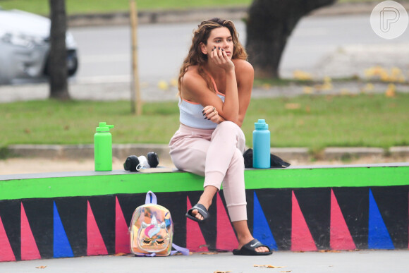 Mariana Goldfarb observa Cauã Reymond ajudar a filha, Sofia, em pista de skate