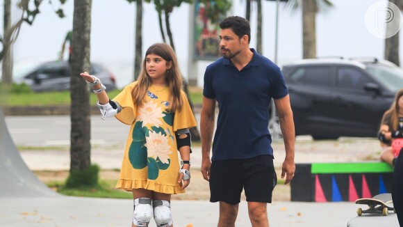 Cauã Reymond curte dia com a filha, Sofia, em pista de skate no Rio de Janeiro, em 18 de dezembro de 2021