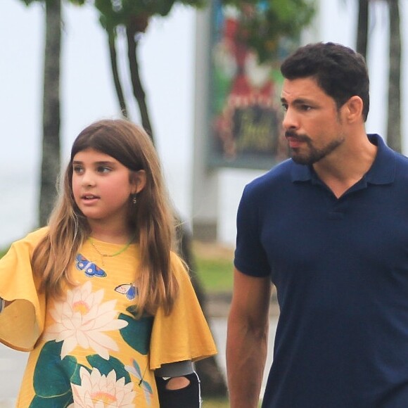 Cauã Reymond curte dia com a filha, Sofia, em pista de skate no Rio de Janeiro, em 18 de dezembro de 2021