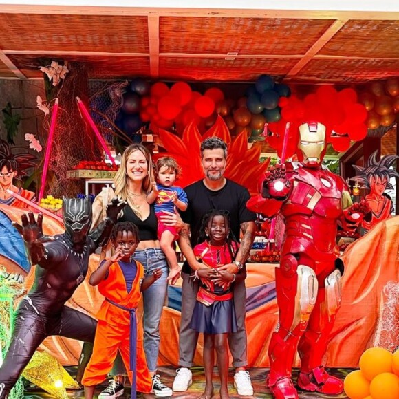 Filhos de Giovanna Ewbank e Bruno Gagliasso, Titi, de 8 anos e Zyan, de 1, se fantasiaram para o aniversário de Bless, de 7