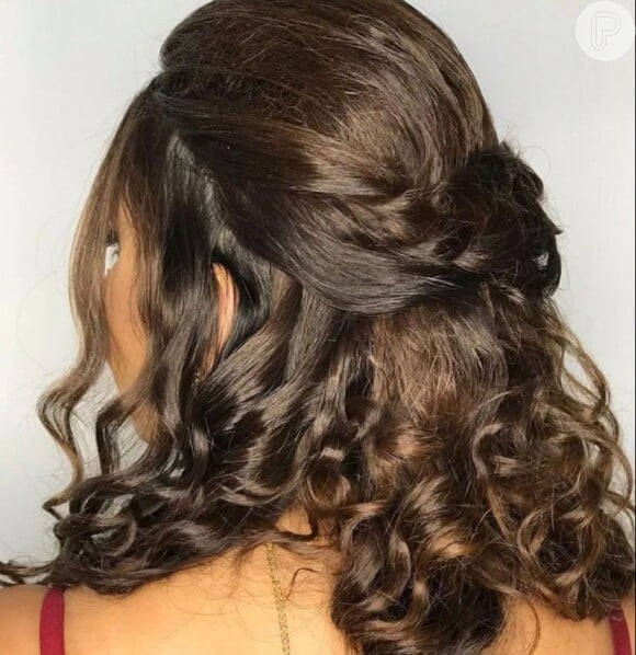 Penteado meio preso é finalizado com babyliss nas pontas