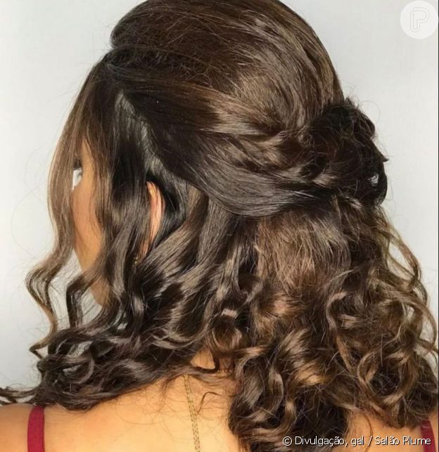 Penteado meio preso é finalizado com babyliss nas pontas