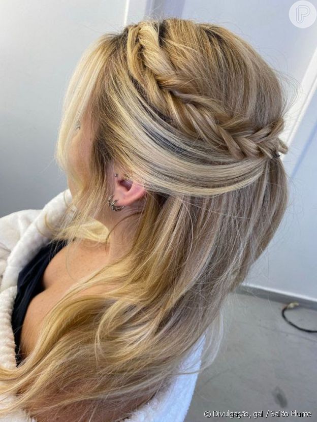 Misture penteado meio preso com trança para um visual cheio de personalidade e prático