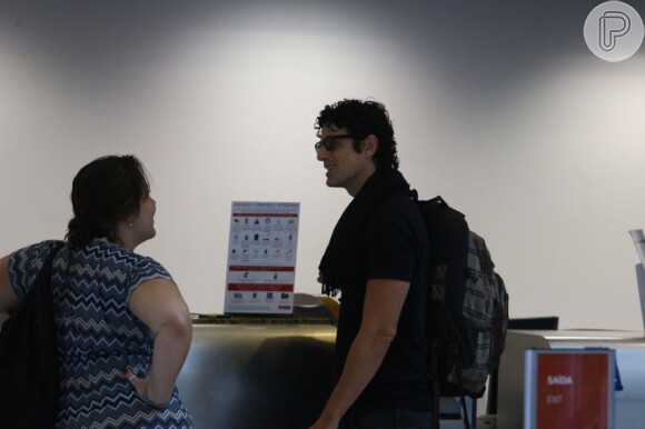 Reynaldo Gianecchini é visto no aeroporto acompanhado de sua assistente