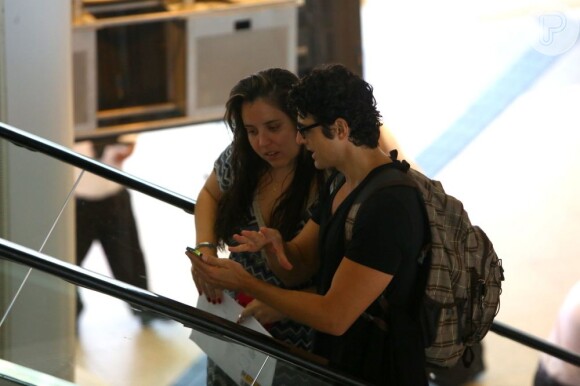 Reynaldo Gianecchini mostra o celular para sua assistente