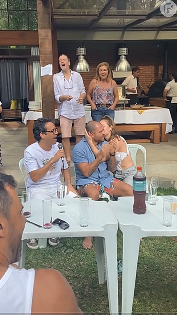 Paolla Oliveira beija o rosto de Diogo Nogueira durante festa de confraternização