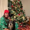 A jogadora de futebol Marta Silva passou a noite de Natal de pijama e posou para fotos com os seus pets na árvore de natal