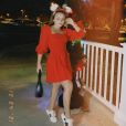 Larissa Manoela no Natal: vestido vermelho com mangas bufantes e tênis foi a aposta comfy e estilosa da atriz em Orlando