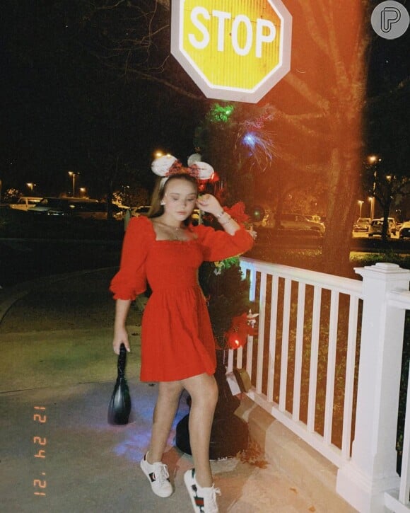 Larissa Manoela no Natal: vestido vermelho com mangas bufantes e tênis foi a aposta comfy e estilosa da atriz em Orlando