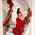 Natália Toscano passou a noite de Natal com um vestido longo vermelho de costas nuas e recortes na cintura da marca Mariah Boutique