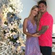 Yasmin Brunet posou com o marido, Gabriel Medina, usando vestido com estampa paisley, tendência da temporada na paleta lilás