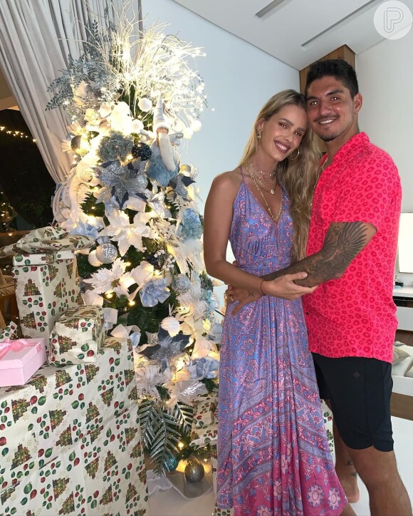 Yasmin Brunet posou com o marido, Gabriel Medina, usando vestido com estampa paisley, tendência da temporada na paleta lilás