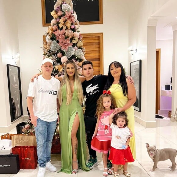 Deolane Bezerra também compartilhou algumas fotos com a família no Natal