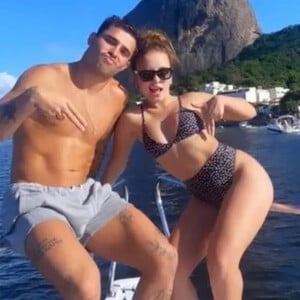 Larissa Manoela curtiu passeio de barco com Thiago Clevelario no Rio de Janeiro