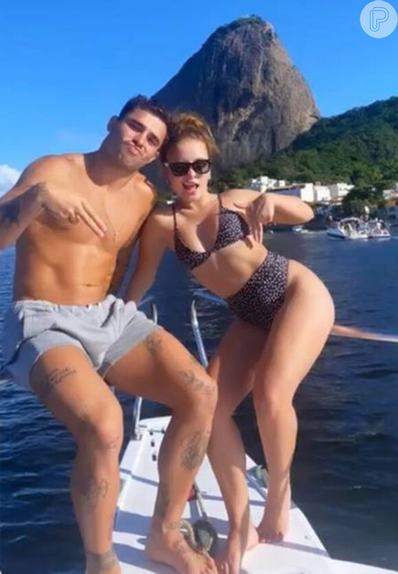 Larissa Manoela curtiu passeio de barco com Thiago Clevelario no Rio de Janeiro